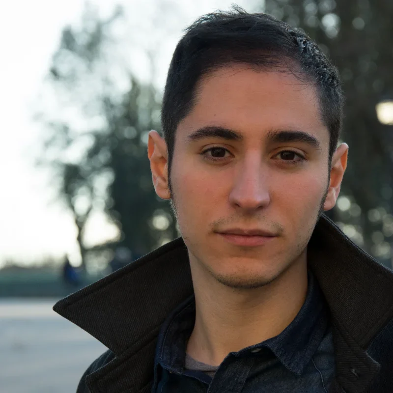 Foto ritratto di Lorenzo Manara, autore di romanzi storici e del podcast Leggende Affilate