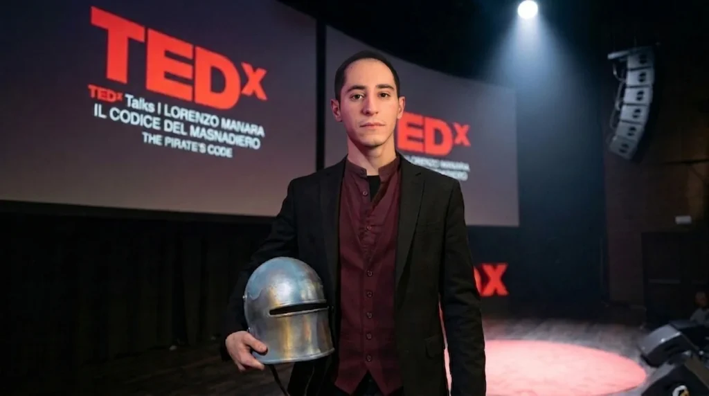 Lorenzo Manara al TEDx con l'elmo, durante lo speech Il Codice del Masnadiero, su Giovanni dalle Bande Nere